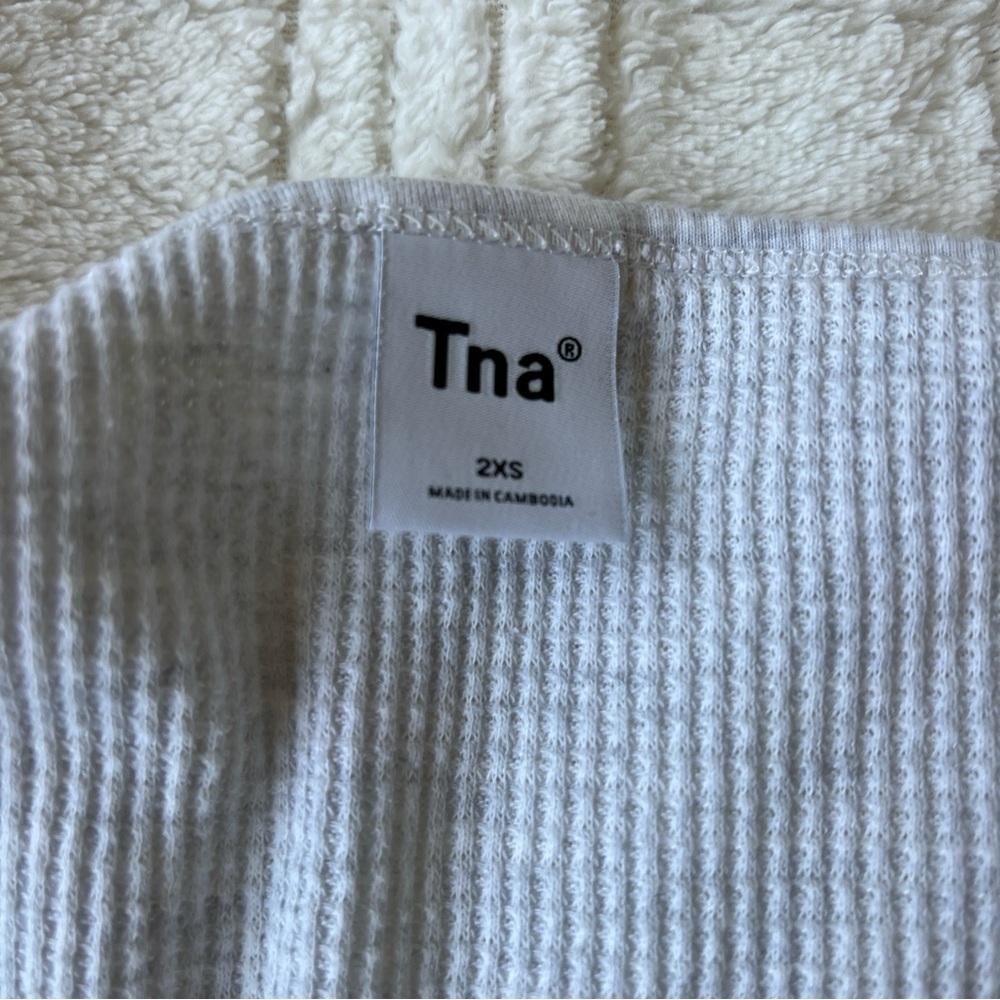 Aritzia TNA cropped long sleeve! Size 2xs (fits xs) - Picture 2 of 4